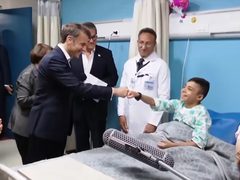 طفل فلسطيني في مستشفى العريش للرئيسين السيسي وماكرون: نفسي أرجع على غزة ونعمرها