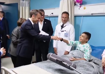 طفل فلسطيني في مستشفى العريش للرئيسين السيسي وماكرون: نفسي أرجع على غزة ونعمرها