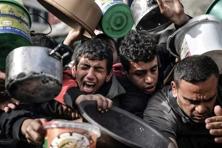 الدفاع المدني بغزة: من لا يموت من القصف يموت جوعاً أو عطشاً
