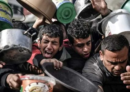 الدفاع المدني بغزة: من لا يموت من القصف يموت جوعاً أو عطشاً