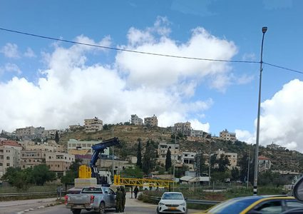 جيش الاحتلال يقوم بوضع بوابات حديدة امام ترمسعيا واللبن والساوية جنوب وشمال رام الله