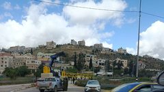 جيش الاحتلال يقوم بوضع بوابات حديدة امام ترمسعيا واللبن والساوية جنوب وشمال رام الله