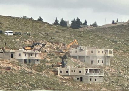 الاحتلال يهدم 3 منازل في قرية الريحية جنوب الخليل