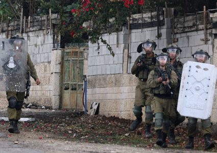 إصابة طفل واعتقال شاب خلال اقتحام الاحتلال مخيم شعفاط شمال القدس