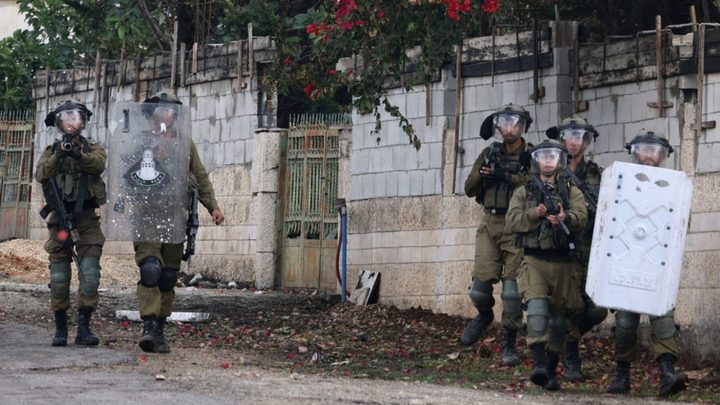 إصابة طفل واعتقال شاب خلال اقتحام الاحتلال مخيم شعفاط شمال القدس