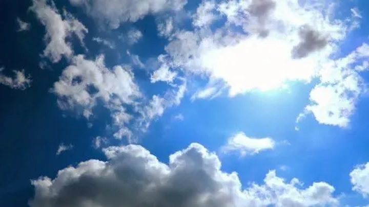 الطقس: انخفاض على درجات الحرارة وأمطار متفرقة