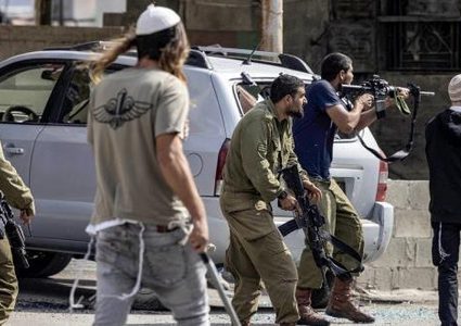 مستوطنون يعتدون على فلسطينيين في الضفة الغربية بحماية جيش الاحتلال