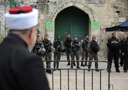 الاحتلال يسلم خطيب المسجد الاقصى قراراً بالابعاد