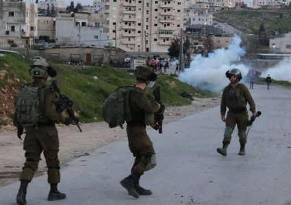 اصابات بالاختناق خلال اقتحام الخضر