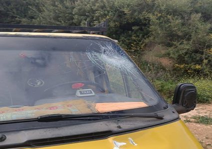 إصابتان وتضرر عدة مركبات في هجوم للمستوطنين غرب سلفيت