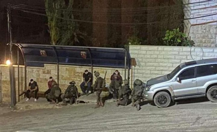 الاحتلال يحتجز مواطنين خلال اقتحامه بلدة كوبر والمستوطنون يحرقون مركبة