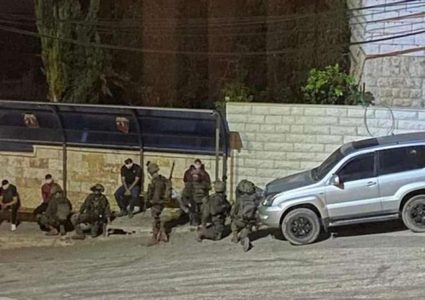 الاحتلال يحتجز مواطنين خلال اقتحامه بلدة كوبر والمستوطنون يحرقون مركبة