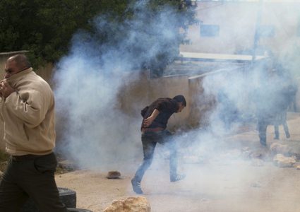 إصابات بالاختناق خلال اقتحام الاحتلال قريوت جنوب نابلس