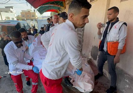 في غزة العائلات تمسح يوميا من السجل المدني....قبل قليل طائرة مسيرة اسرائيلية قصفت سيارة مدنية ما ادى الى استشهاد 7مواطنين من بينهم 6 أشقاء.