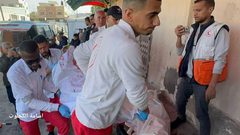 في غزة العائلات تمسح يوميا من السجل المدني....قبل قليل طائرة مسيرة اسرائيلية قصفت سيارة مدنية ما ادى الى استشهاد 7مواطنين من بينهم 6 أشقاء.