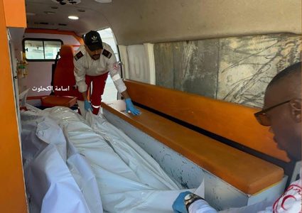 في غزة العائلات تمسح يوميا من السجل المدني....قبل قليل طائرة مسيرة اسرائيلية قصفت سيارة مدنية ما ادى الى استشهاد 7مواطنين من بينهم 6 أشقاء.