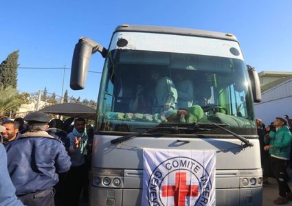 وصول أسرى محررين من سجون الاحتلال الى مستشفى شهداء الاقصى