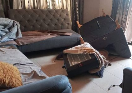 آثار تخريب الاحتلال محتويات منزل الشاب يزن عودة في شارع تل بنابلس قبيل اعتقاله بعد إصابته بالرصاص الحي.