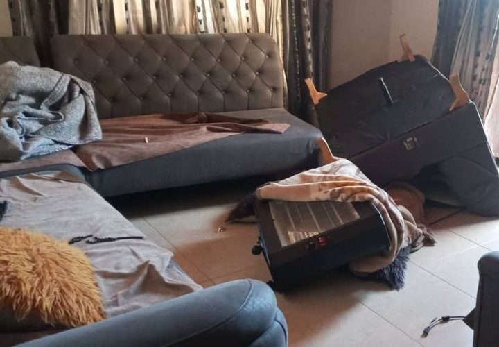 آثار تخريب الاحتلال محتويات منزل الشاب يزن عودة في شارع تل بنابلس قبيل اعتقاله بعد إصابته بالرصاص الحي.
