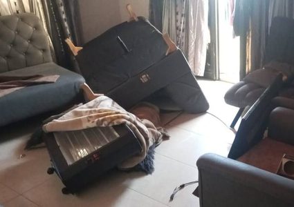 آثار تخريب الاحتلال محتويات منزل الشاب يزن عودة في شارع تل بنابلس قبيل اعتقاله بعد إصابته بالرصاص الحي.