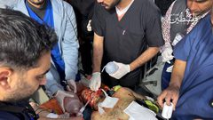 إصابة عدد من الكوادر الطبية بعد قصف طيران الاحتلال البوابة الخلفية لمستشفى الكويت التخصصي بمواصي خانيونس.