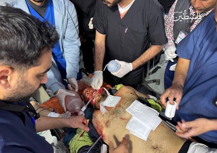 إصابة عدد من الكوادر الطبية بعد قصف طيران الاحتلال البوابة الخلفية لمستشفى الكويت التخصصي بمواصي خانيونس.