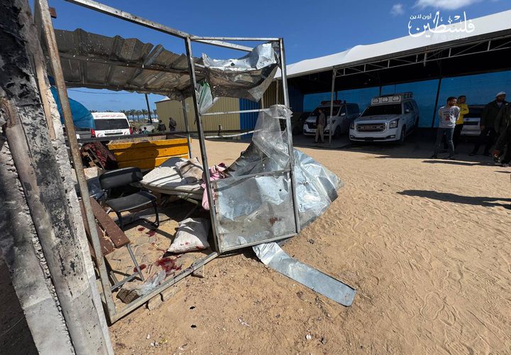 إصابة عدد من الكوادر الطبية بعد قصف طيران الاحتلال البوابة الخلفية لمستشفى الكويت التخصصي بمواصي خانيونس.