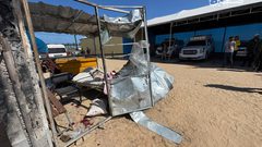 إصابة عدد من الكوادر الطبية بعد قصف طيران الاحتلال البوابة الخلفية لمستشفى الكويت التخصصي بمواصي خانيونس.