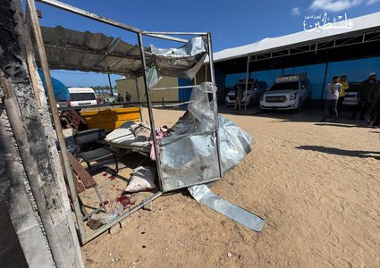 إصابة عدد من الكوادر الطبية بعد قصف طيران الاحتلال البوابة الخلفية لمستشفى الكويت التخصصي بمواصي خانيونس.