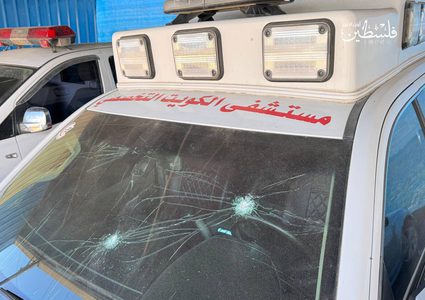 إصابة عدد من الكوادر الطبية بعد قصف طيران الاحتلال البوابة الخلفية لمستشفى الكويت التخصصي بمواصي خانيونس.