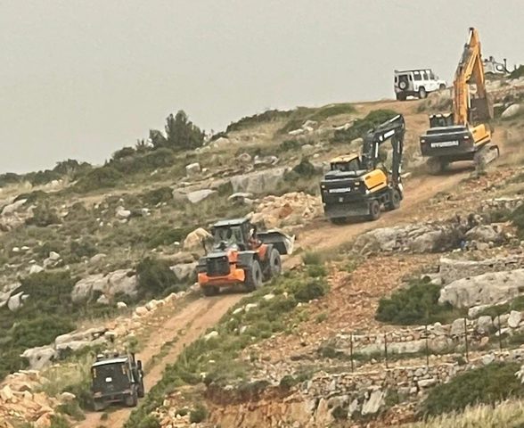 مستوطنون يجرفون عشرات الدونمات في أم صفا شمال غرب رام الله