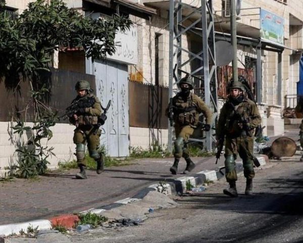 الاحتلال يحاصر منزلا في بلدة قباطية جنوب جنين