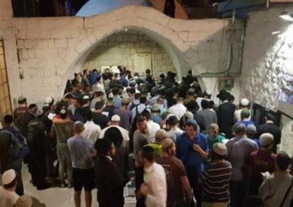 مئات المستوطنين يقتحمون "مقام يوسف" شرق نابلس