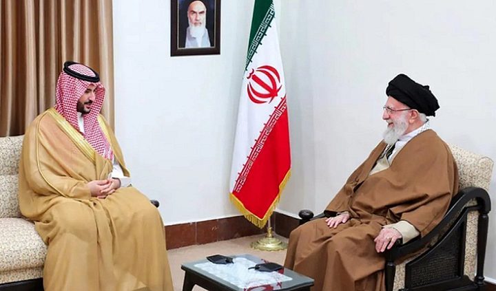 للمرة الثانية .. وزير الدفاع السعوديّ يلتقي خامنئي وبزكشيان في طهران