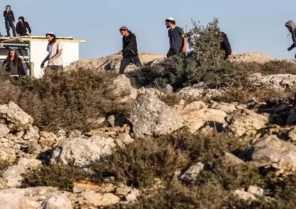 مستوطنون يشقون طريقا وآخرون يقتحمون جبل العرمة جنوب نابلس