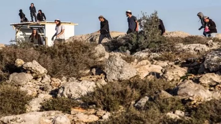 مستوطنون يشقون طريقا وآخرون يقتحمون جبل العرمة جنوب نابلس
