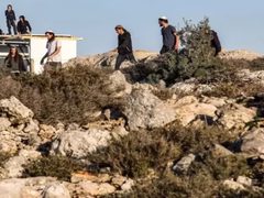 مستوطنون يشقون طريقا وآخرون يقتحمون جبل العرمة جنوب نابلس