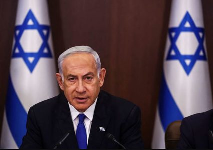 استطلاع معاريف: تقدم طفيف لمعسكر نتنياهو وانقسام و62% يدعمون صفقة تبادل