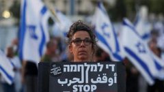 هآرتس: استدعاء أطباء موقعين على عرائض تطالب بوقف الحرب