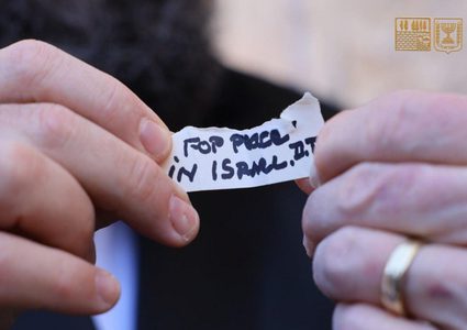 السفير الأمريكي الجديد يزور " المبكى" ويضع رسالة من ترامب بين حجارته