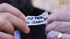 السفير الأمريكي الجديد يزور " المبكى" ويضع رسالة من ترامب بين حجارته