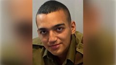 والد الجندي عيدان ألكسندر يدعو الولايات المتحدة للتفاوض مباشرة مع حماس