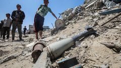 نازحون يضطرون للإقامة في خيام، وسط ظروف قاسية وخطيرة قرب مخلفات الحرب الإسرائيلية غرب مدينة غزة