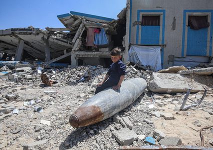 نازحون يضطرون للإقامة في خيام، وسط ظروف قاسية وخطيرة قرب مخلفات الحرب الإسرائيلية غرب مدينة غزة