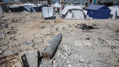 نازحون يضطرون للإقامة في خيام، وسط ظروف قاسية وخطيرة قرب مخلفات الحرب الإسرائيلية غرب مدينة غزة