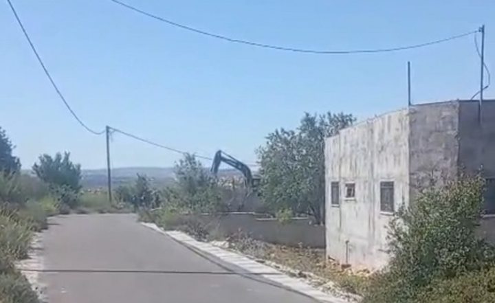 الاحتلال يجرف شارعًا زراعيًا في قرية ياسوف شرق سلفيت