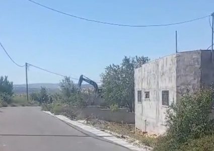 الاحتلال يجرف شارعًا زراعيًا في قرية ياسوف شرق سلفيت