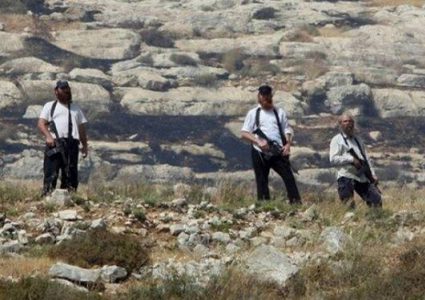 مستعمرون يعرقلون حركة المواطنين عند مفترق دير بلوط