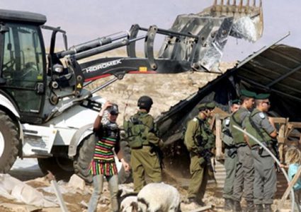 الاحتلال يهدم 3 منازل وبئر مياه وحظيرة اغنام في مسافر يطا