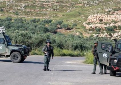 الاحتلال يغلق مدخل المنشية جنوب شرق بيت لحم